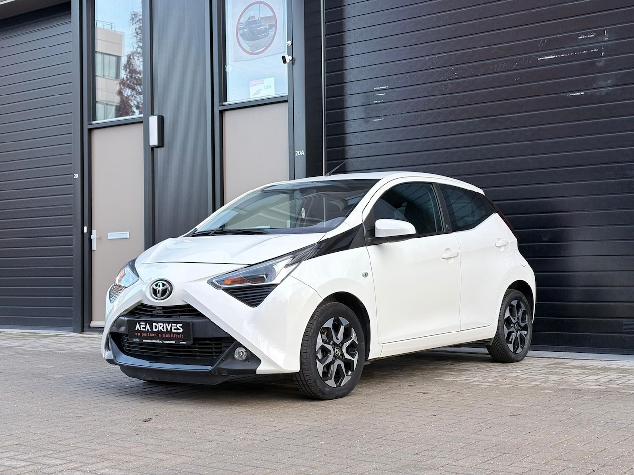 Toyota Aygo - | 53.160 km | Apple CarPlay | Camera | Airco | Cruise Control | Efficiënt, stijlvol en rij - AutoWereld.nl