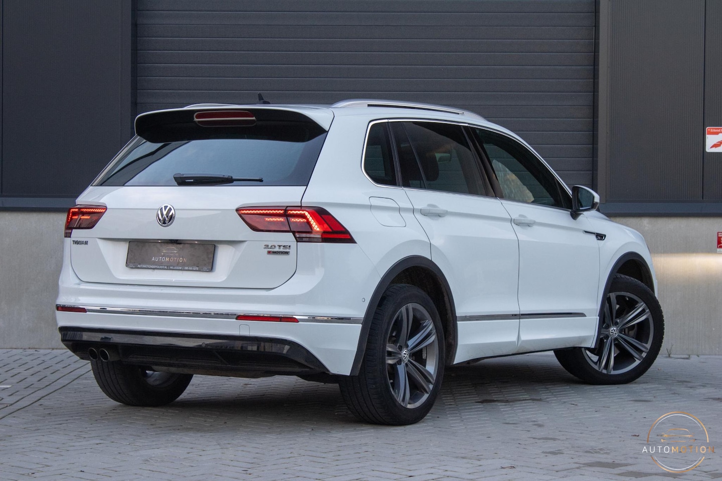 Volkswagen Tiguan - 2.0 TSI 4Motion R-line PANO 360 MEMORY CARPLAY HUD - AutoWereld.nl