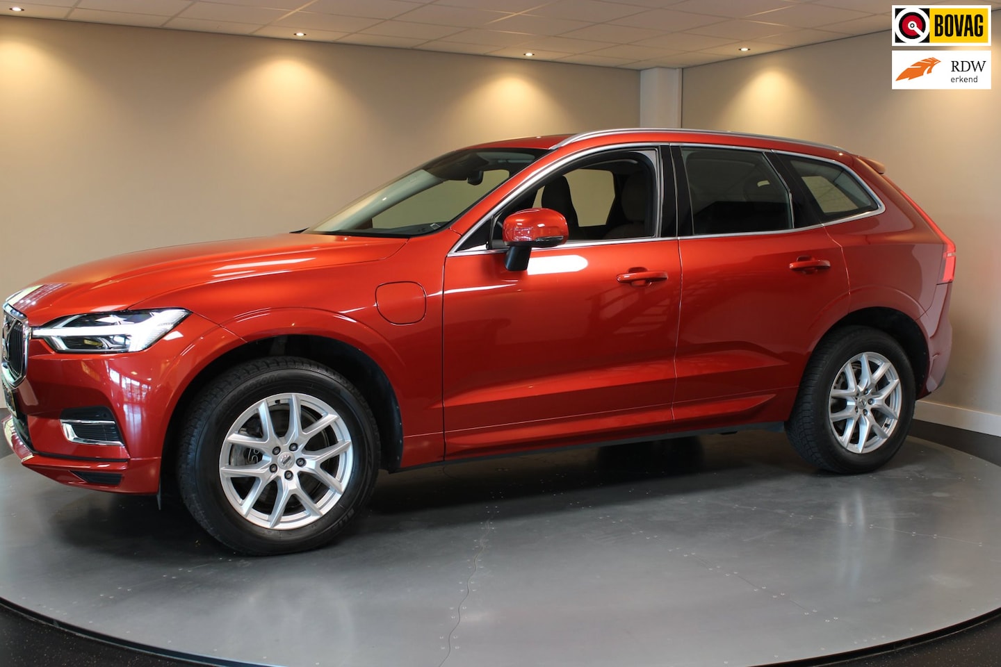 Volvo XC60 - 2.0 T8 Twin Engine AWD Momentum Pro *392Pk!* Pano|Leer|Carplay|Navi|Adapt.Cruise - AutoWereld.nl