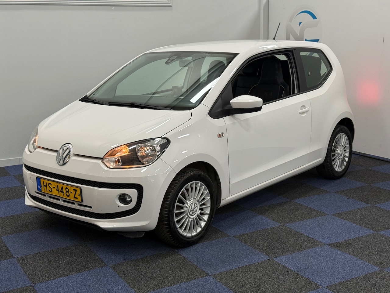 Volkswagen Up! - 1.0 high up / NAVI-MULTIEMEDIA / STOELVERWARMMING / AIRCO - AutoWereld.nl