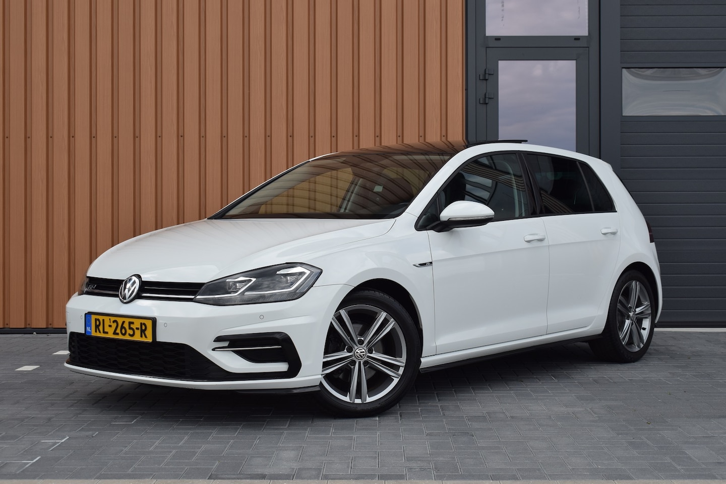Volkswagen Golf - 1.5 TSI 150pk DSG R-line | Pano | Virtual | LED | Dynaudio - AutoWereld.nl