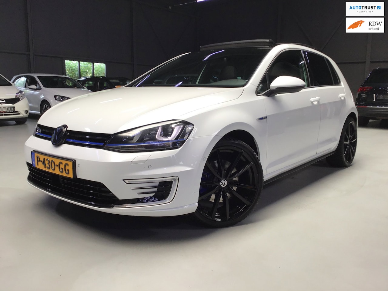 Volkswagen Golf - 1.4 TSI GTE I Pano I Camera I Stoelverw I Navi I Dode Hoek I Led I 19inch I Getint Glas I - AutoWereld.nl