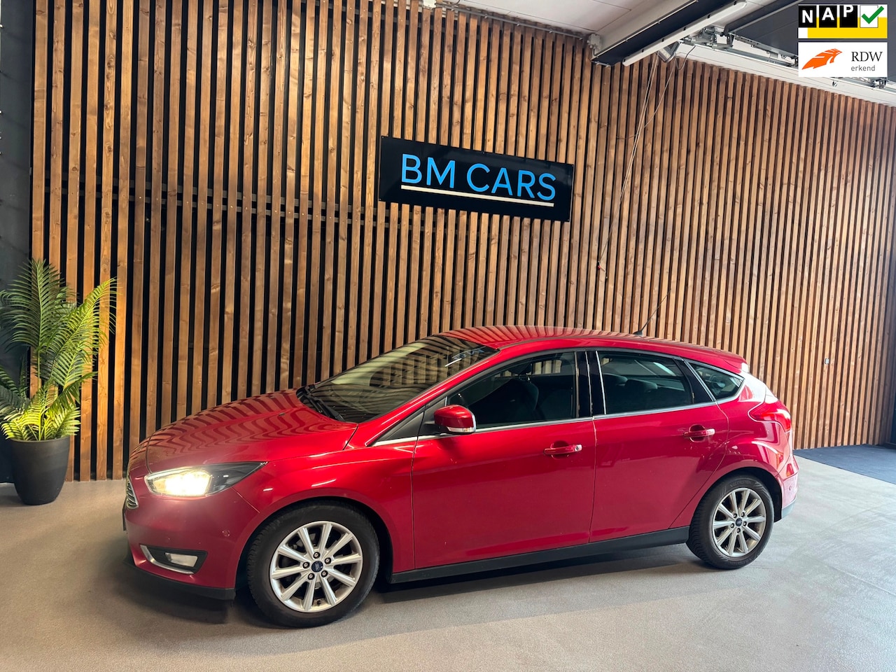 Ford Focus - 1.0 Titanium Edition Airco,Trkhaak, Cruise - AutoWereld.nl