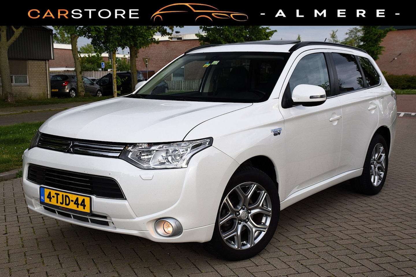 Mitsubishi Outlander - 2.0 PHEV Instyle*Dak*Leder*Trekhaak*Clima*Boekjes enz* - AutoWereld.nl