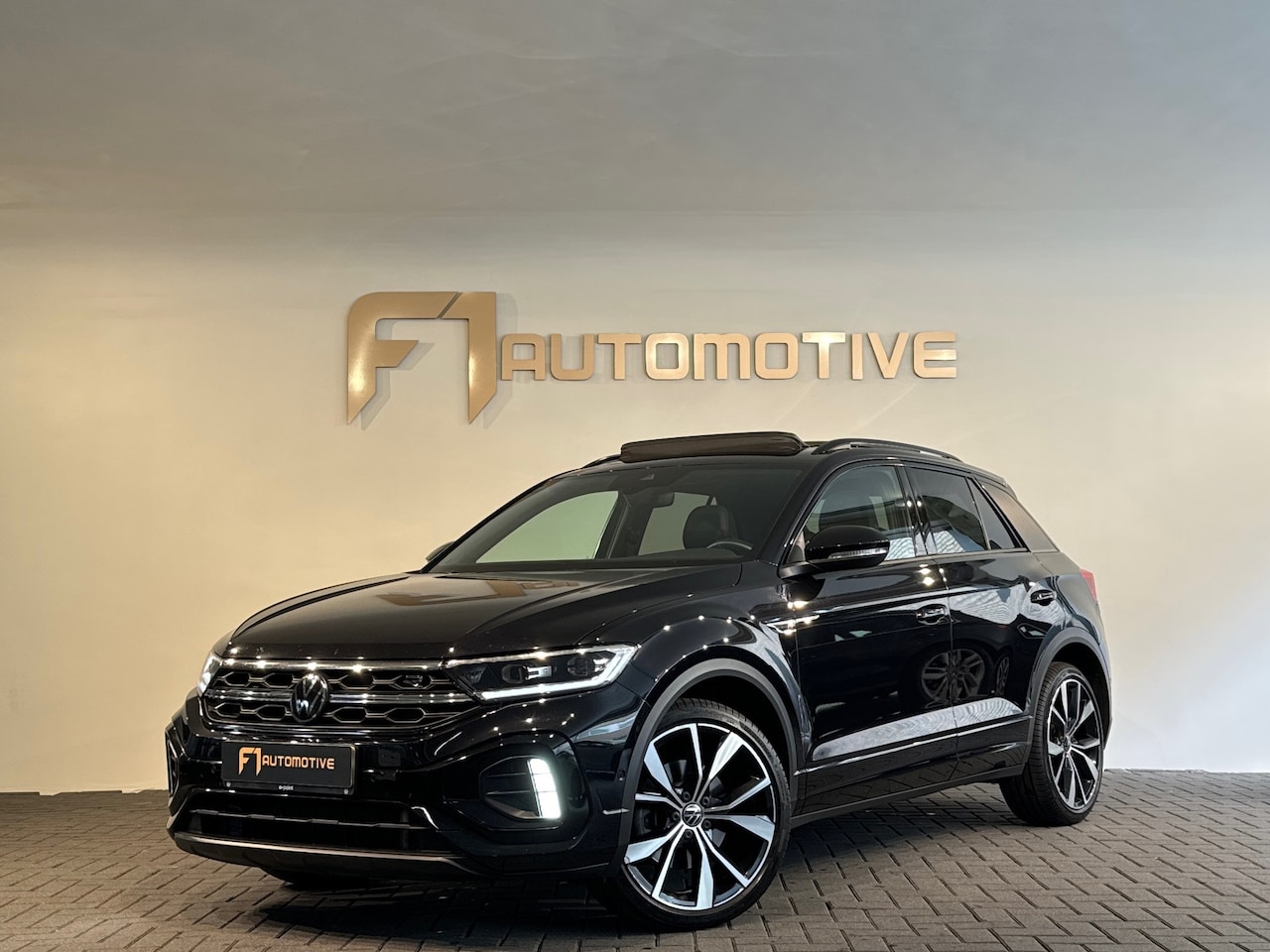 Volkswagen T-Roc - 2.0 TSI 4Motion R-Line Business+ Pano|Keyless - AutoWereld.nl
