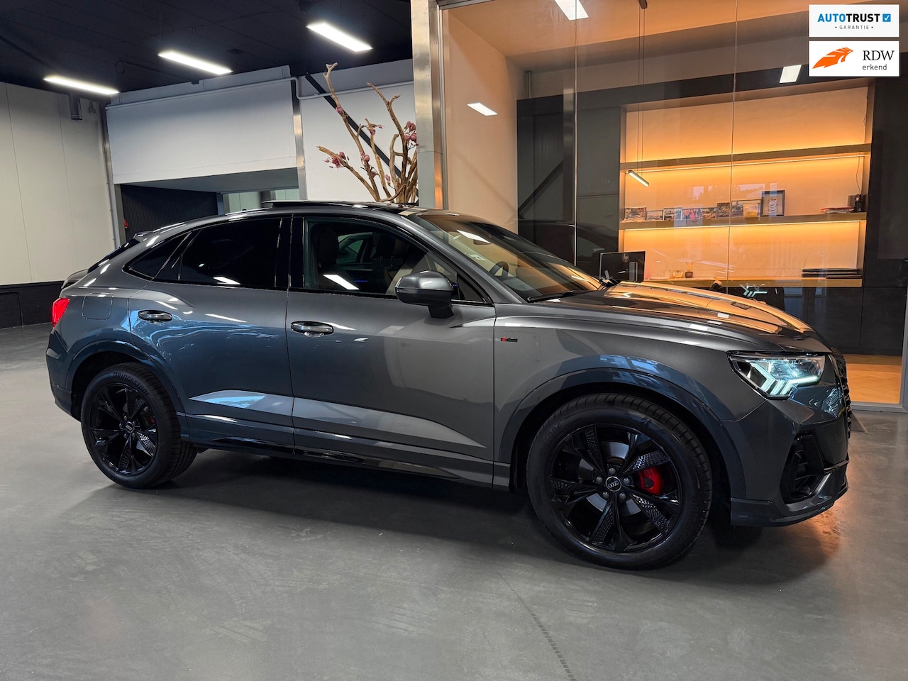 Audi Q3 Sportback - 35 TFSI 3X S line Edition Panorama Sfeerverlichting Camera Keyless - AutoWereld.nl