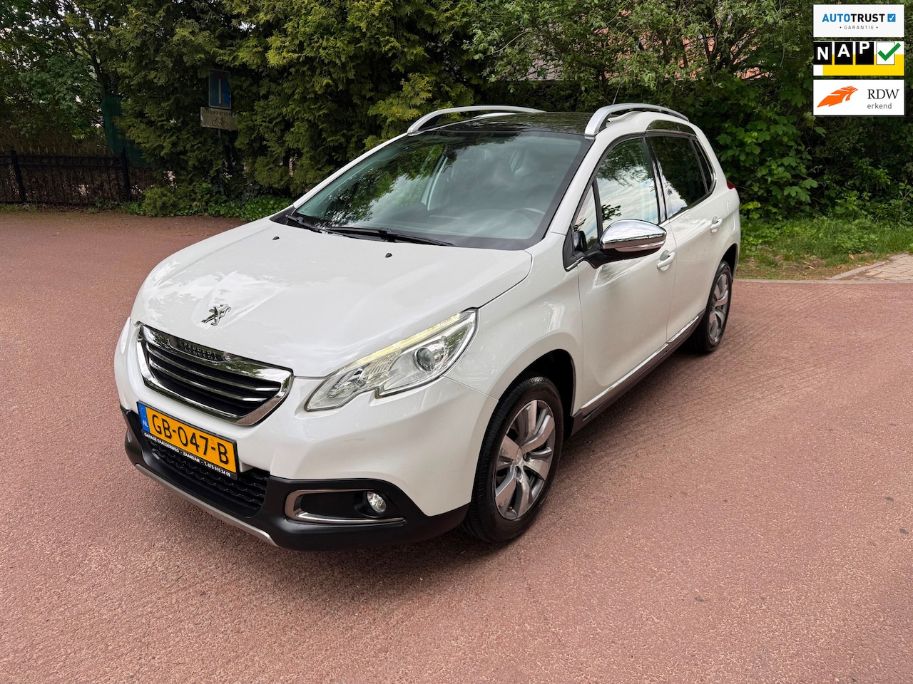 Peugeot 2008 - 1.2 PureTech Allure / Navi / Pano / Automaat / Led / NAP / pdc - AutoWereld.nl