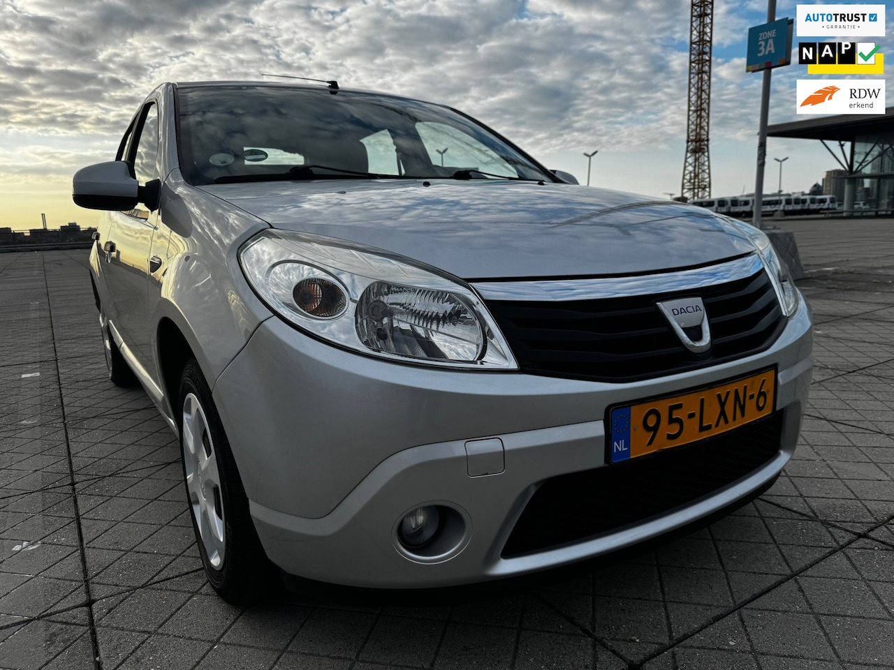 Dacia Sandero - 1.2 Lauréate AIRCO 1STE EIGENAAR TREKHAAK NAP - AutoWereld.nl