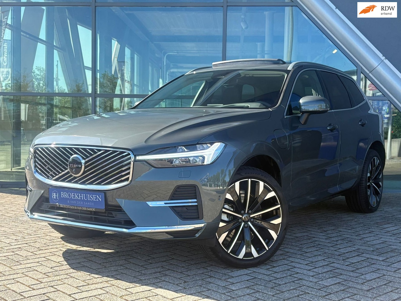 Volvo XC60 - 2.0 T6 Plug-in hybrid AWD Ultra Bright FACELIFT Luchtvering / Panoramadak / 21 INC - AutoWereld.nl