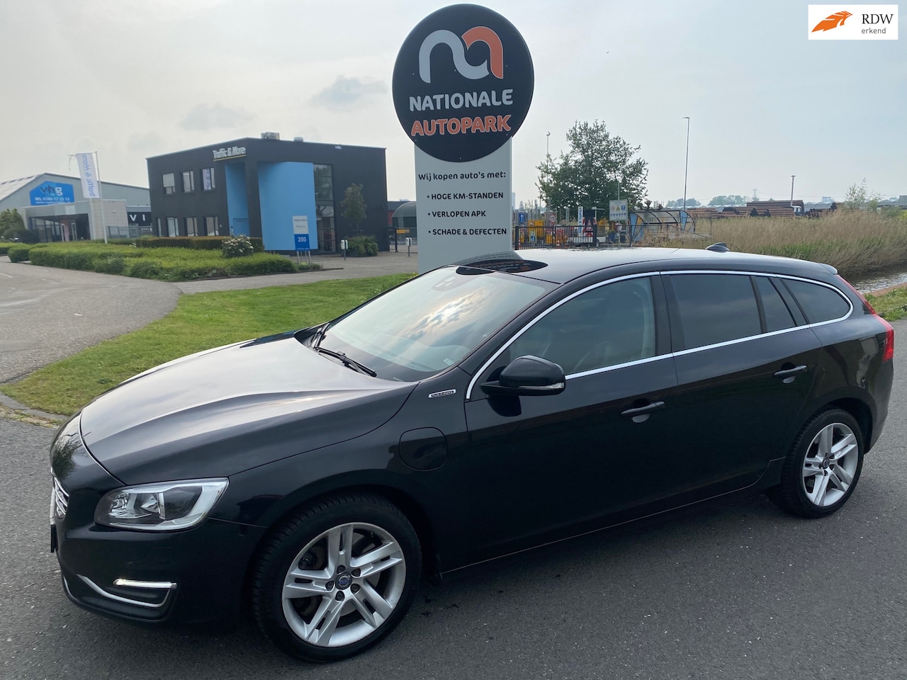 Volvo V60 - 2015 * 2.4 D6 AWD Plug-In Hybrid R-Design * EXPORT / HANDEL - AutoWereld.nl