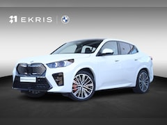 BMW iX2 - eDrive20 67 kWh M Sport Edition M Sportpakket Pro / Panoramadak / Trekhaak / Stuur + Stoel