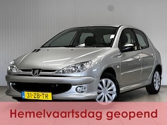 Peugeot 206 - 1.4 Forever/ D-Riem Verv 170.000KM/ AIRCO/ Trekhaak/ 5-Deurs/ C.V.Afstand/ Radio-CD/ Elek.