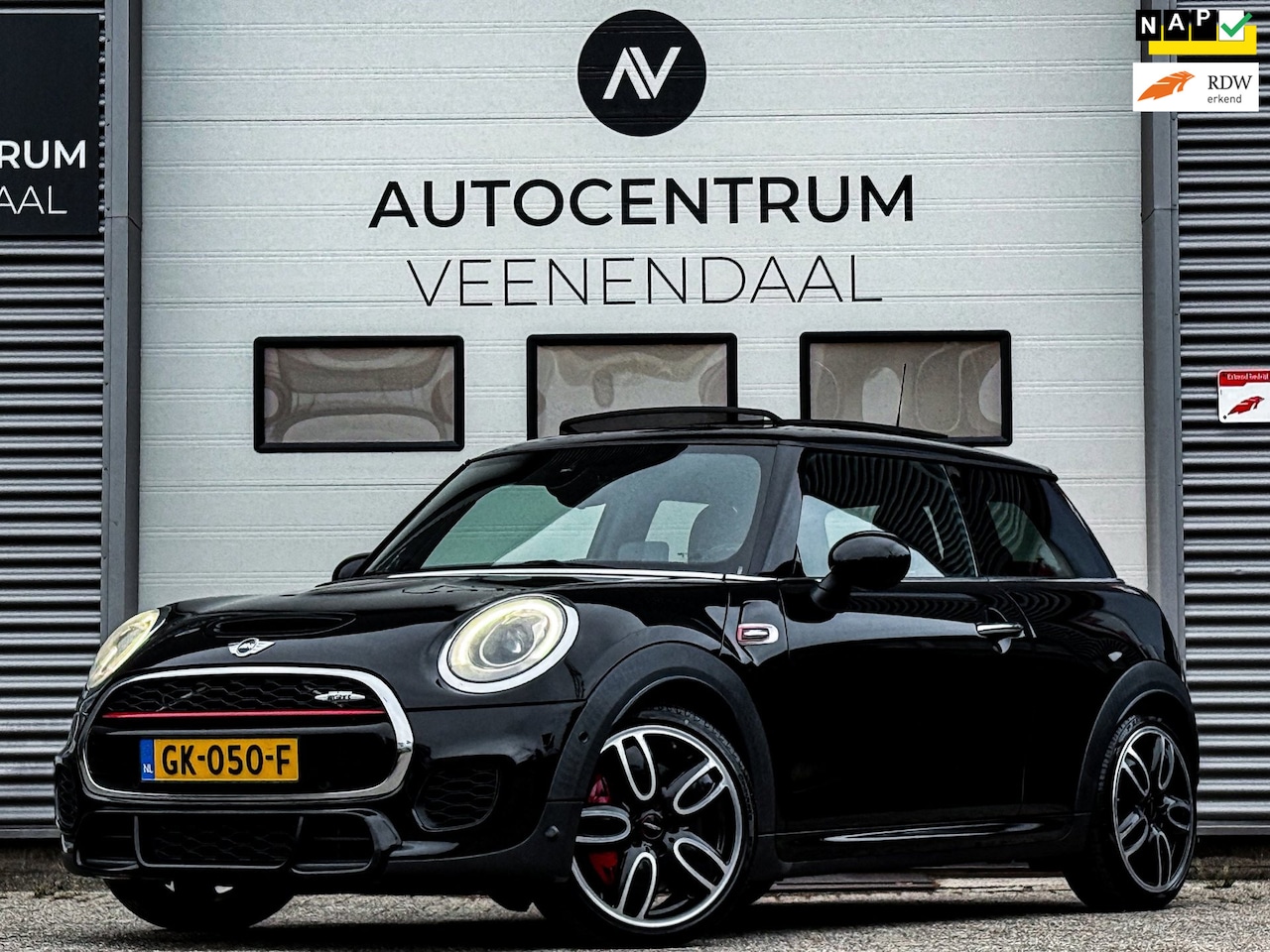 MINI John Cooper Works - Mini 2.0 JCW 231 PK AUT PANO/HUD/CAMERA/NAP/NL AUTO - AutoWereld.nl