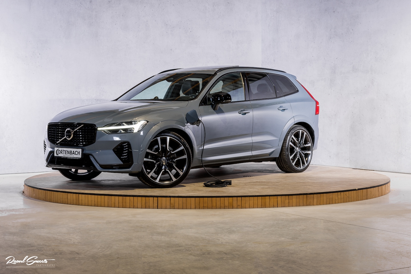 Volvo XC60 - 2.0 T8 Plug-in hybrid AWD Ultimate Dark Long range Luchtvering | Bowers&Wilkins | Zwenkbar - AutoWereld.nl