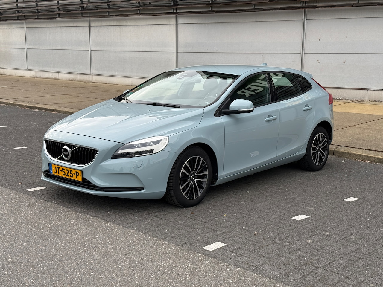 Volvo V40 - 2.0 T2 Nordic+ T2 2.0 Nordic+ | Trekhaak | Standkachel | Stoelverwarming | APK 02-2027 | Extra set velgen - AutoWereld.nl