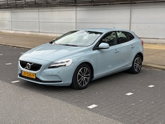 Volvo V40 - 2.0 T2 Nordic+ T2 2.0 Nordic+ | Trekhaak | Standkachel | Stoelverwarming | APK 02-2027 | Extra set velgen