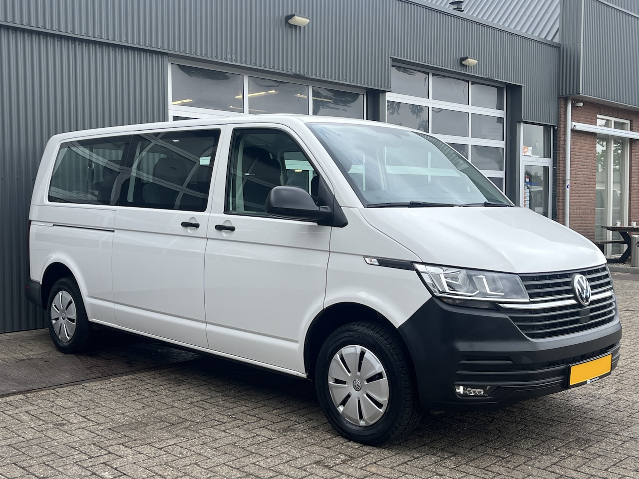 Volkswagen Transporter Kombi - 2.0 TDI L2H1 9-Persoons Airco Cruise control Parkeersensoren achter Telefoonverbinding Eur - AutoWereld.nl