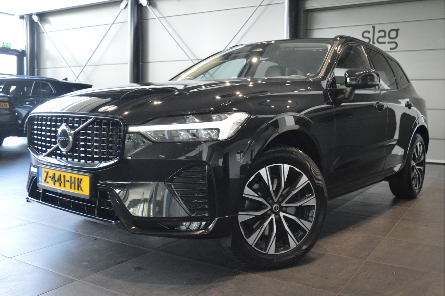 Volvo XC60 - B4 Plus Dark leer clima camera led trekhaak 19 inch !! - AutoWereld.nl