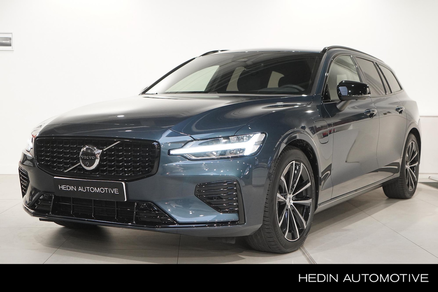 Volvo V60 - T6 Plug-in hybrid AWD Plus Dark 350pk | Leder Interieur | Panoramadak | Stoel & Stuurverwa - AutoWereld.nl