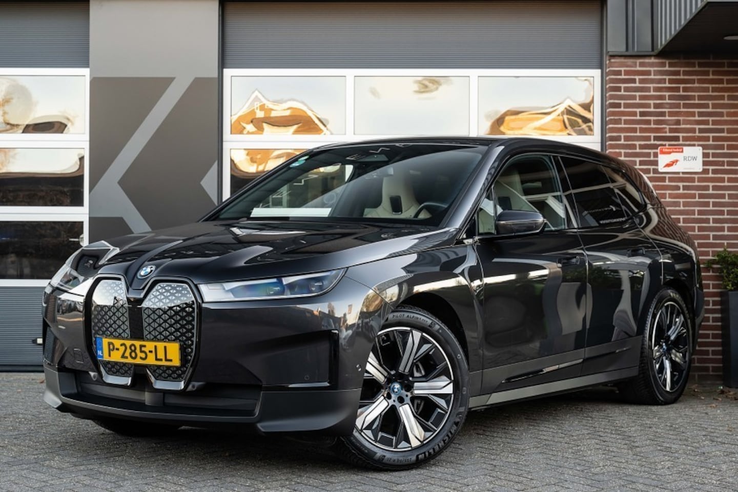 BMW iX - xDrive50 Executive 112 kWh | 4-Wielbest. | Luchtvering | Trekhaak | Warmte comfort pakket - AutoWereld.nl