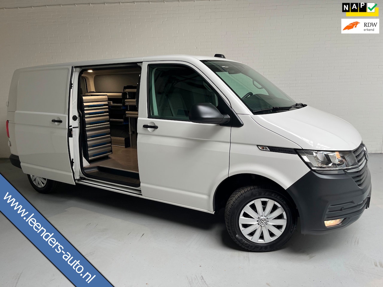 Volkswagen Transporter - Automaat DSG Servicewagen 2.0 TDI 150pk L2H1 3Persoons Sortimo Inrichting, Airco, Navigati - AutoWereld.nl