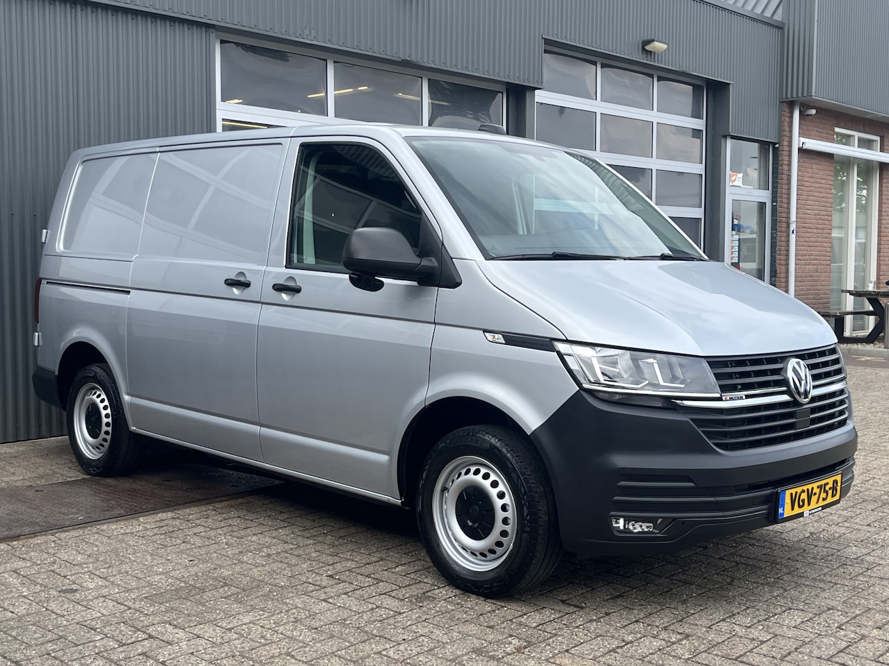 Volkswagen Transporter - 2.0 TDI L1H1 4Motion 4x4 Airco Cruise controle Trekhaak 2500kg trekgewicht Telefoonverbind - AutoWereld.nl