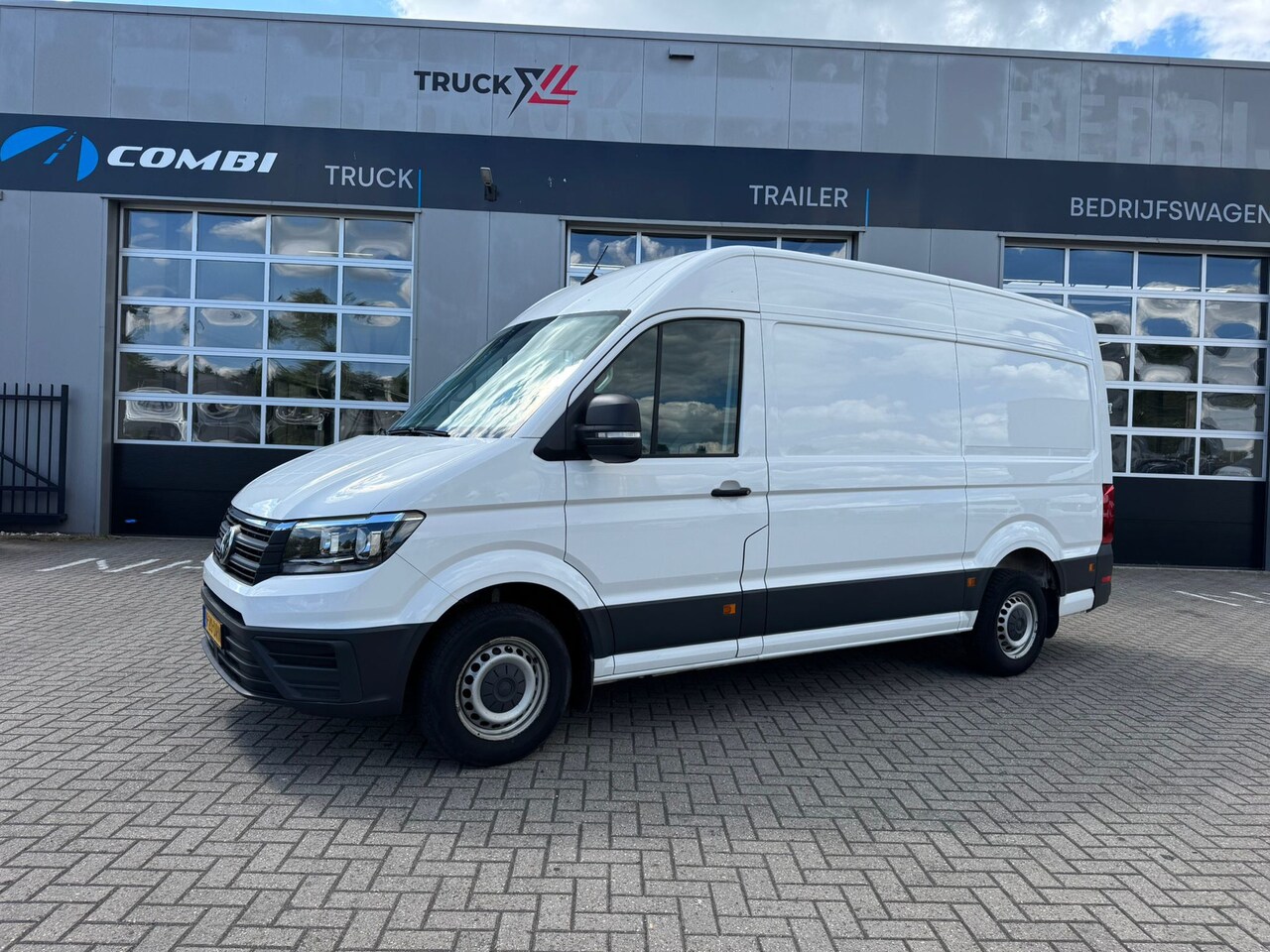 Volkswagen Crafter - 35 2.0 TDI L3H3 Trendline > Trekhaak/Camera/Cruise control.... - AutoWereld.nl