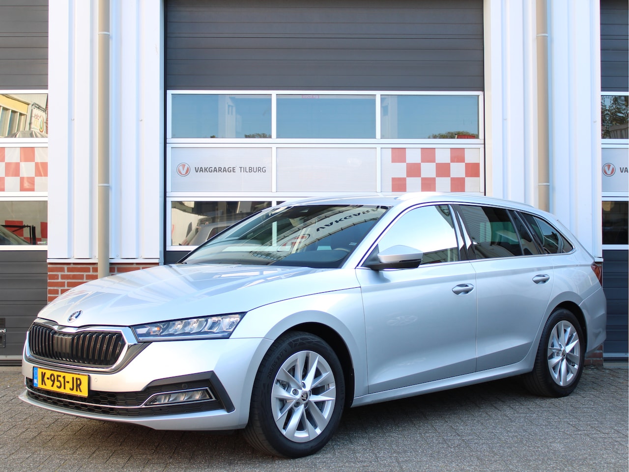 Skoda Octavia Combi - 1.0 e-TSI 110PK Automaat Business Edition /NAVI/17'LM/PDC/LED/Keyless/Lane assist/Trekhaak - AutoWereld.nl
