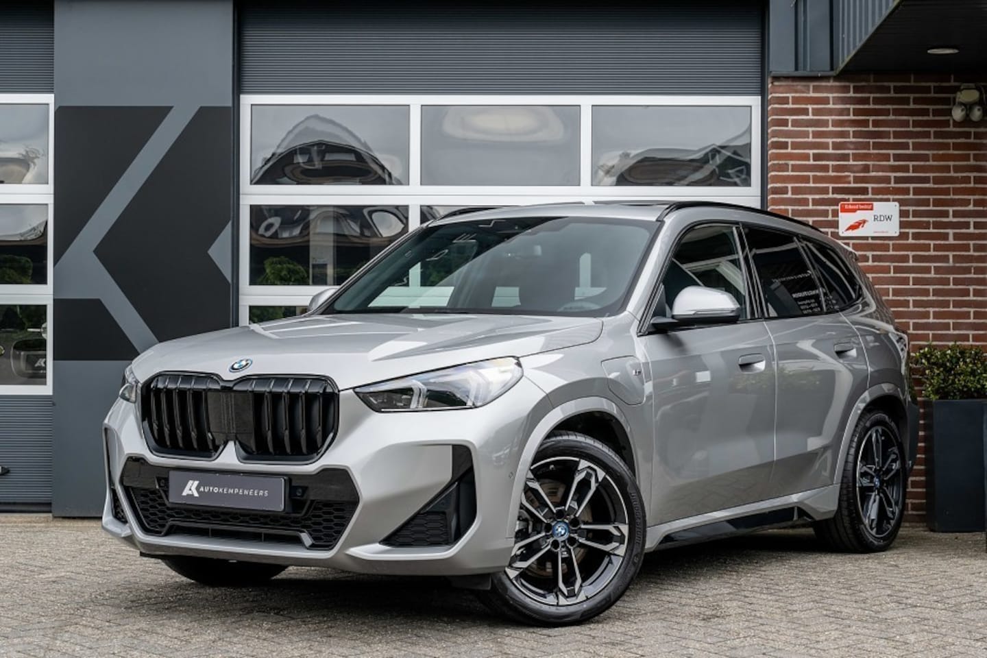 BMW X1 - 25e xDrive M Sport | Panorama | Shadow | ACC | Camera | Adap. led | Trekhaak | Stoelverwar - AutoWereld.nl