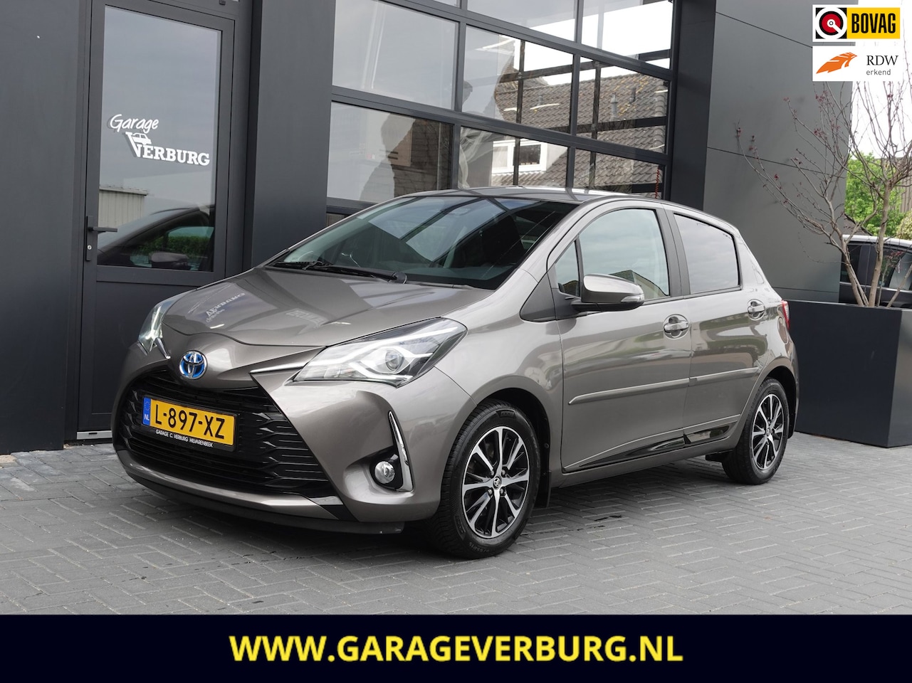Toyota Yaris - 1.5 Hybrid Dynamic (Navi/Carplay,Camera,Cruise,Keyless entry,Stoelverwarming,Lm velgen) - AutoWereld.nl