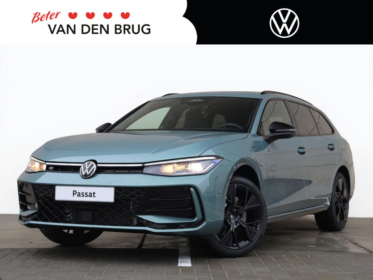 Volkswagen Passat Variant - R-Line Edition 1.5 eHybrid 204 PK | Panoramadak | Trekhaak | 360 camera | Led Matrix | 19" - AutoWereld.nl