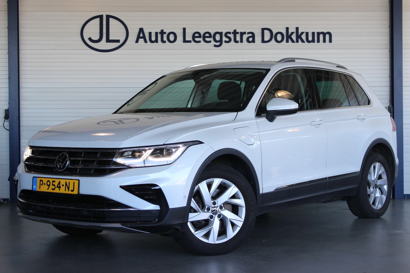 Volkswagen Tiguan - 1.4 TSI eHybrid Business+ Trekhaak | Head-Up | IQ Light | Stoelverw. | Keyless | Camera | - AutoWereld.nl