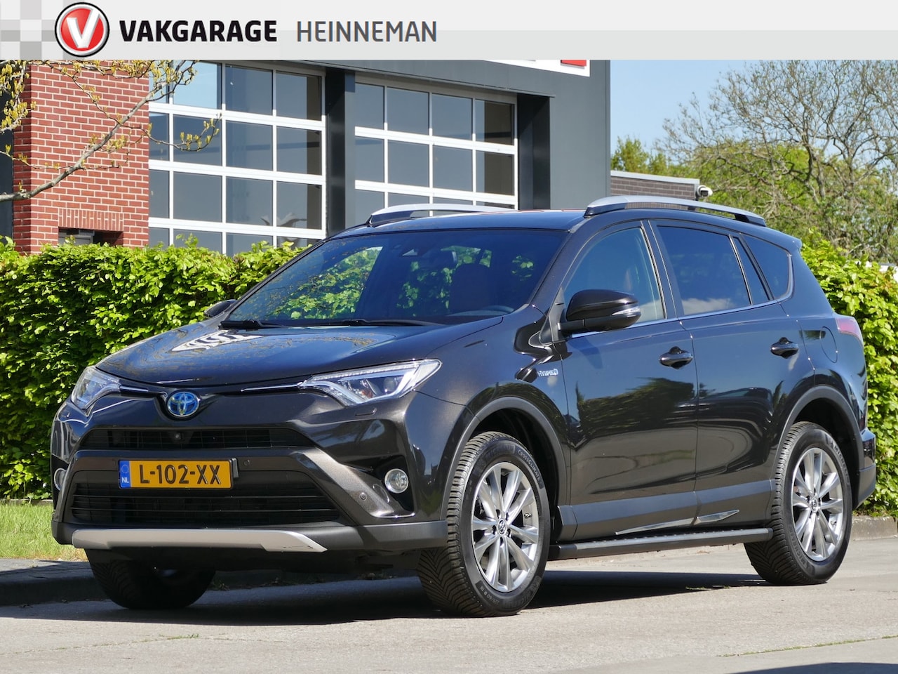 Toyota RAV4 - 2.5 Hybrid AWD | verwarmd stuur | leer | schuifdak | rondomzicht camera | all-season-bande - AutoWereld.nl