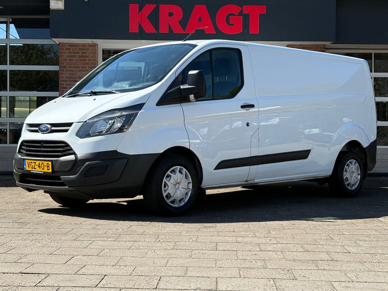 Ford Transit Custom - 290 2.0 TDCI L2H1 Trend 290 2.0 TDCI L2H1 Trend, EURO 6, AIRCO, Trekhaak, drie zitplaatsen, GOED ONDERHOUDEN! - AutoWereld.nl