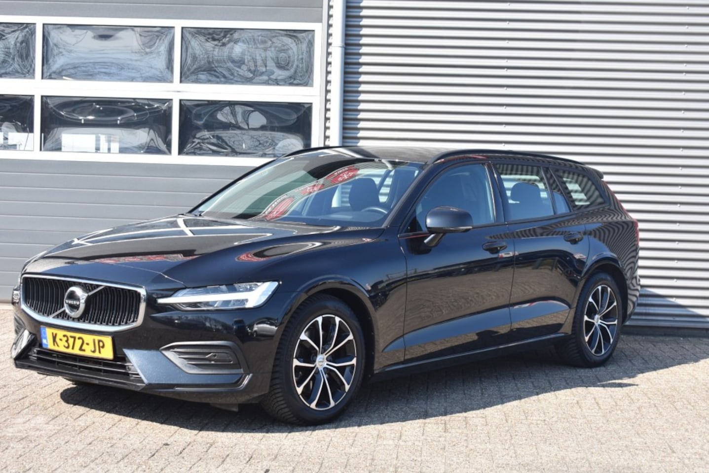 Volvo V60 - 2.0 AUT. B3 MOMENTUM / ADAP. CRUISE / PDC + P.CAM. / STOEL + STW VERW. - AutoWereld.nl