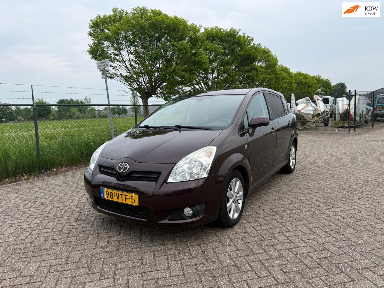 Toyota Verso - 2.2 D-4D Luna Weinig Km Uniek op Grijs kenteken - AutoWereld.nl