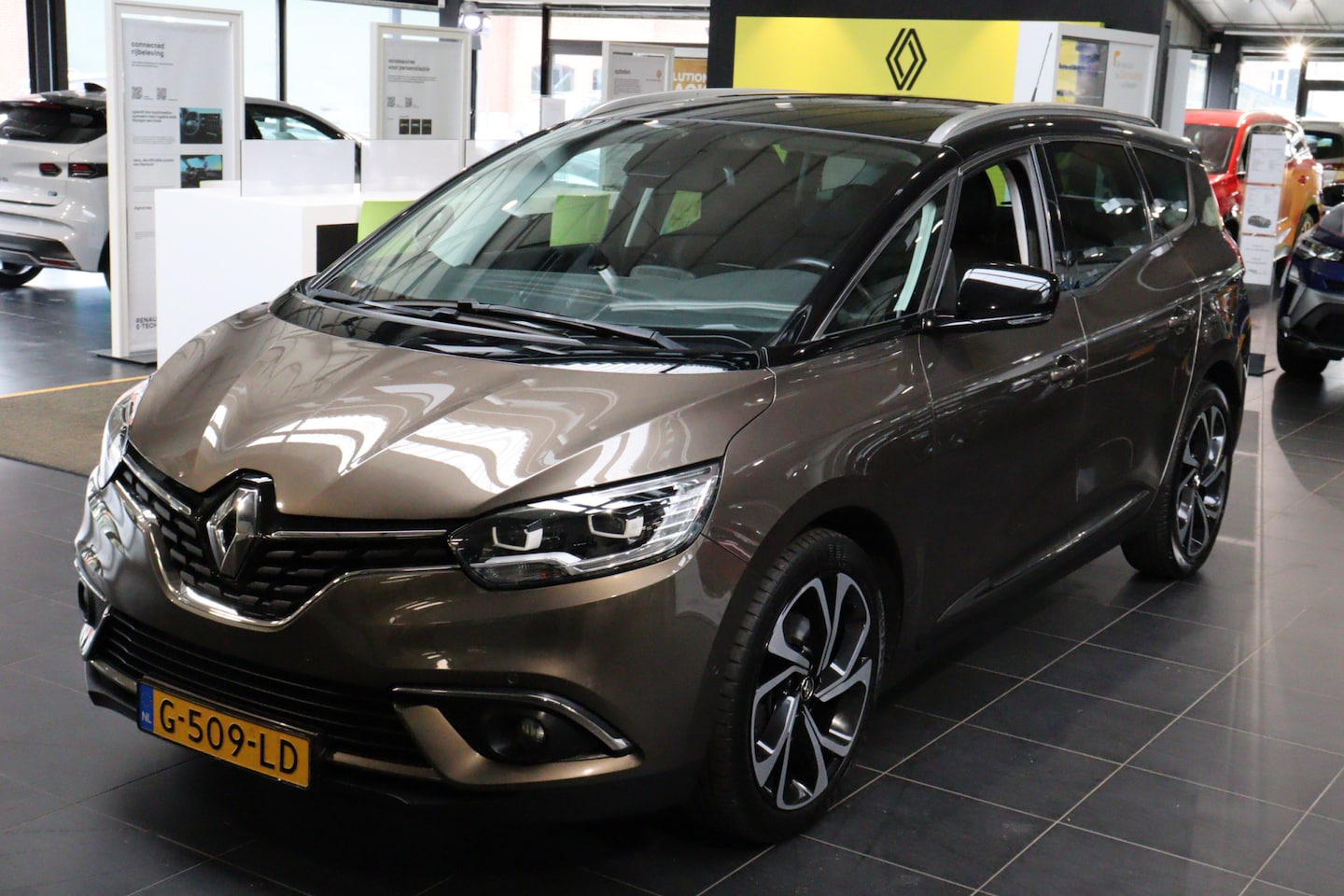 Renault Grand Scénic - TCe 140pk Bose + panoramadak - AutoWereld.nl