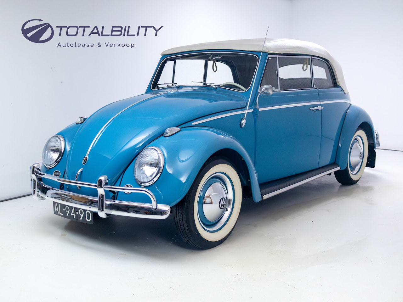 Volkswagen Kever Cabriolet - | 1961 | Concoursstaat | volledig gerestaureerd | Originele Karmann | Gulf Blue, een uniek - AutoWereld.nl