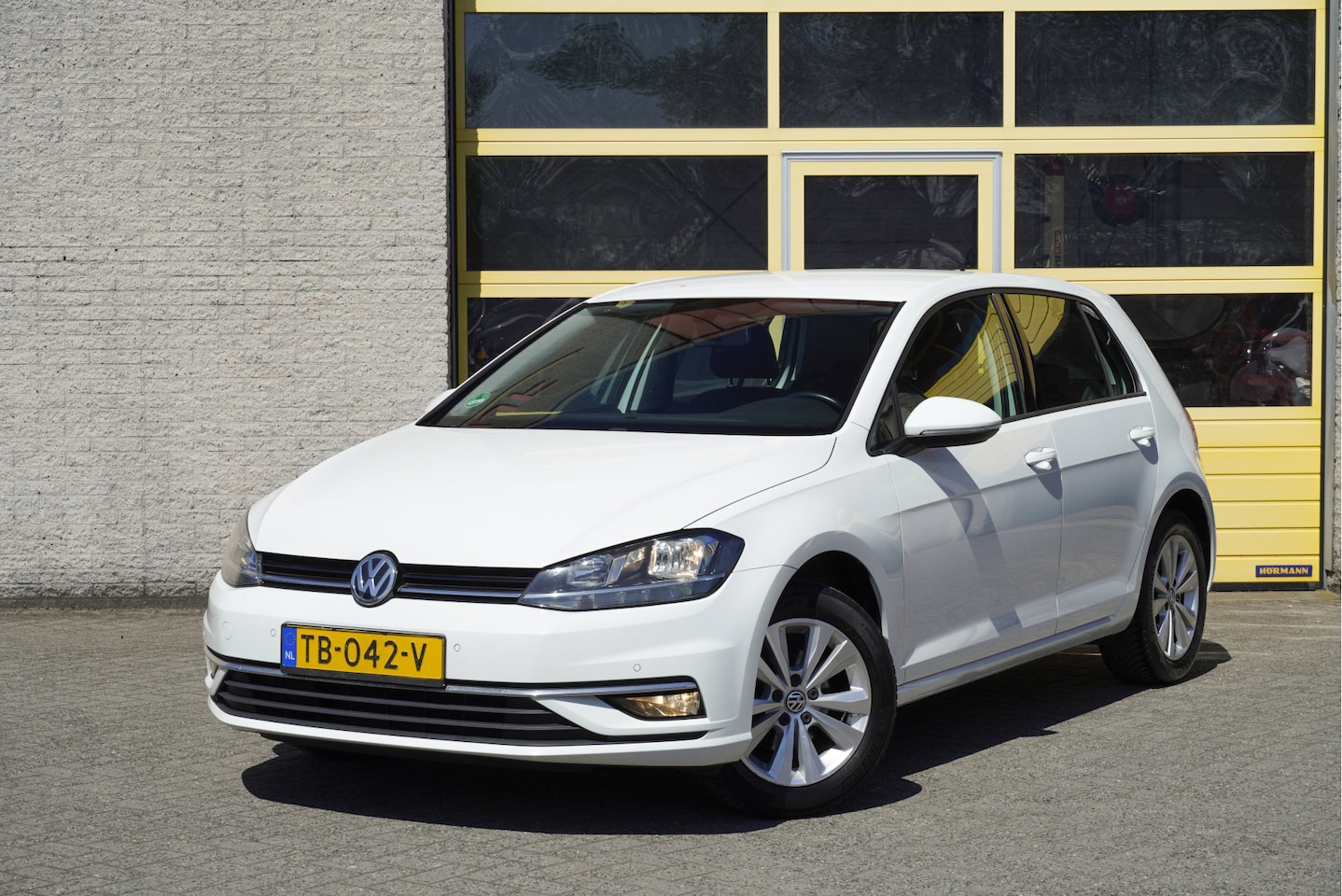 Volkswagen Golf - 1.0 TSI 5drs Comfortline BJ2018 Lmv 16" | Led | Pdc | App-Connect | Navi | Climate control - AutoWereld.nl