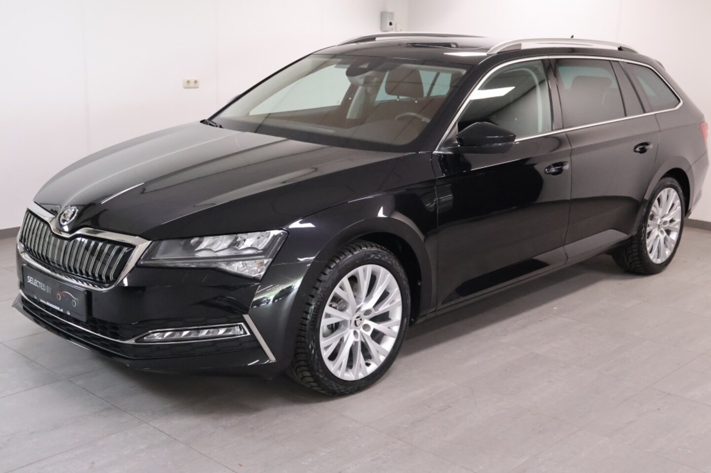 Skoda Superb Combi - 1.4 TSI iV Business Style | Panodak | 18 inch | Memory Seats - AutoWereld.nl