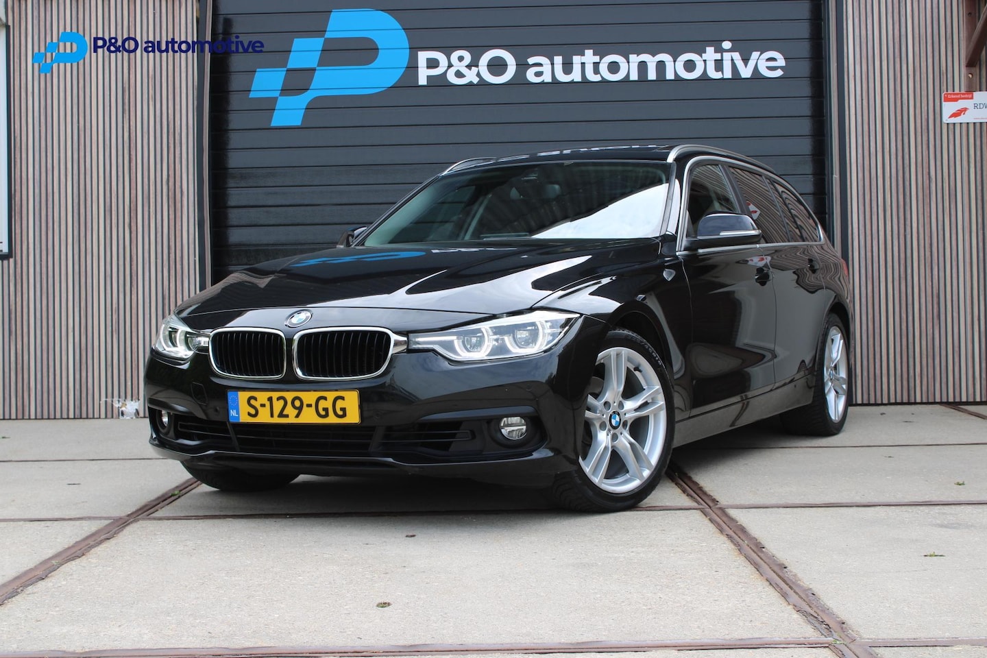BMW 3-serie Touring - 318i High Executive PANO/TREKHAAK/CARPLAY - AutoWereld.nl