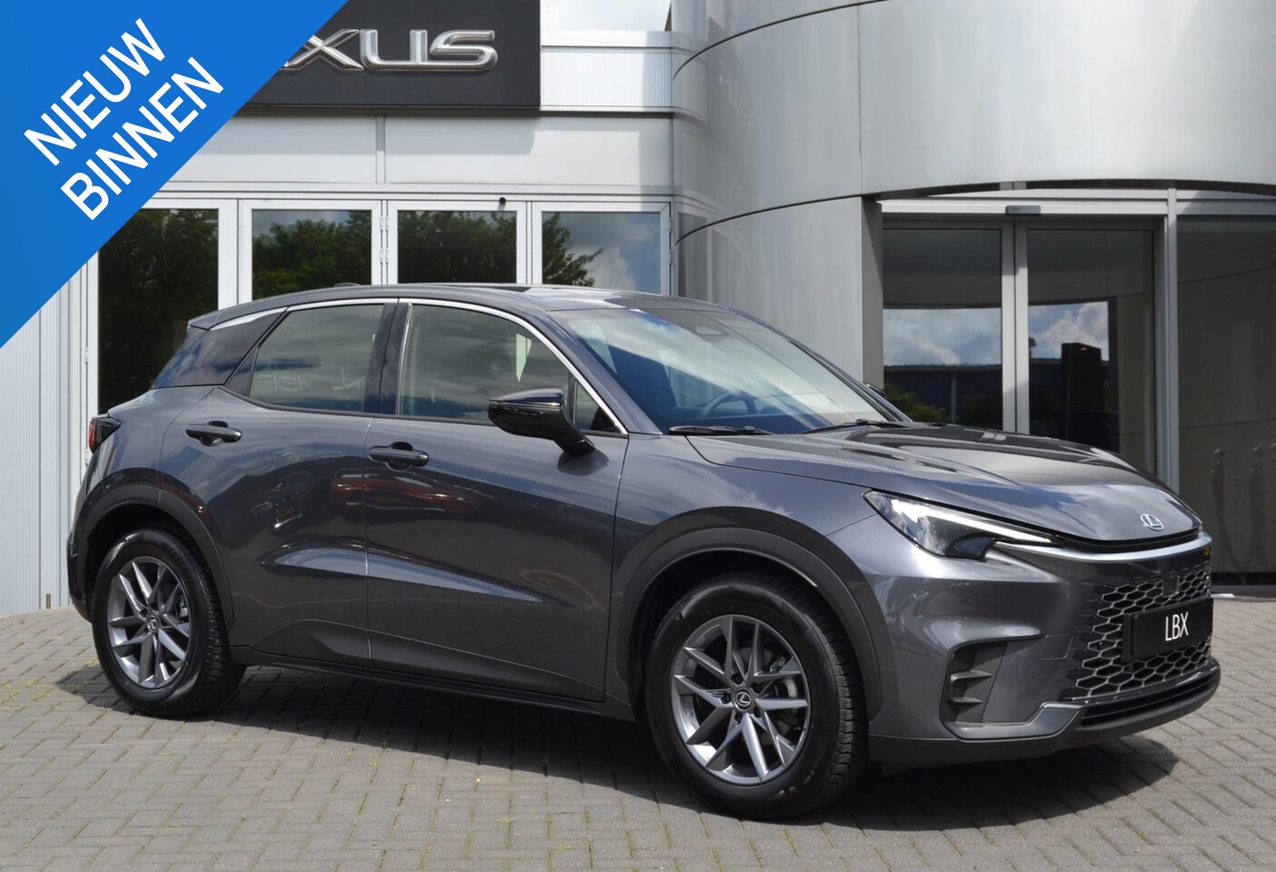 Lexus LBX - 2WD STOELVERW STUURVERW PARK-SENSOR BLIND-SPOT CARPLAY LENDESTEUN - AutoWereld.nl
