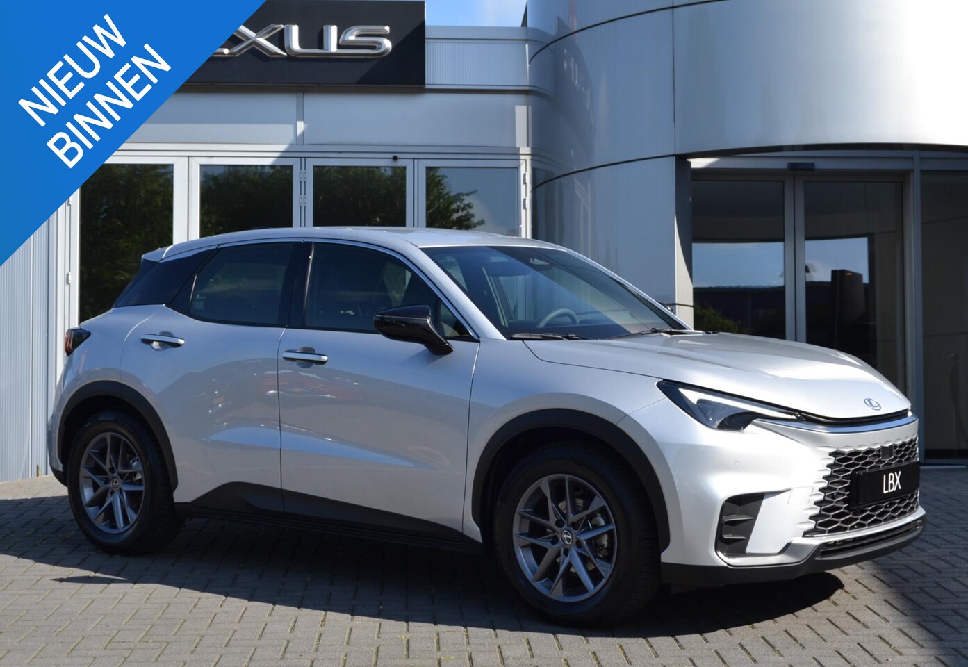 Lexus LBX - 2WD STOELVERW STUURVERW PARK-SENSOR BLIND-SPOT CARPLAY LENDESTEUN - AutoWereld.nl