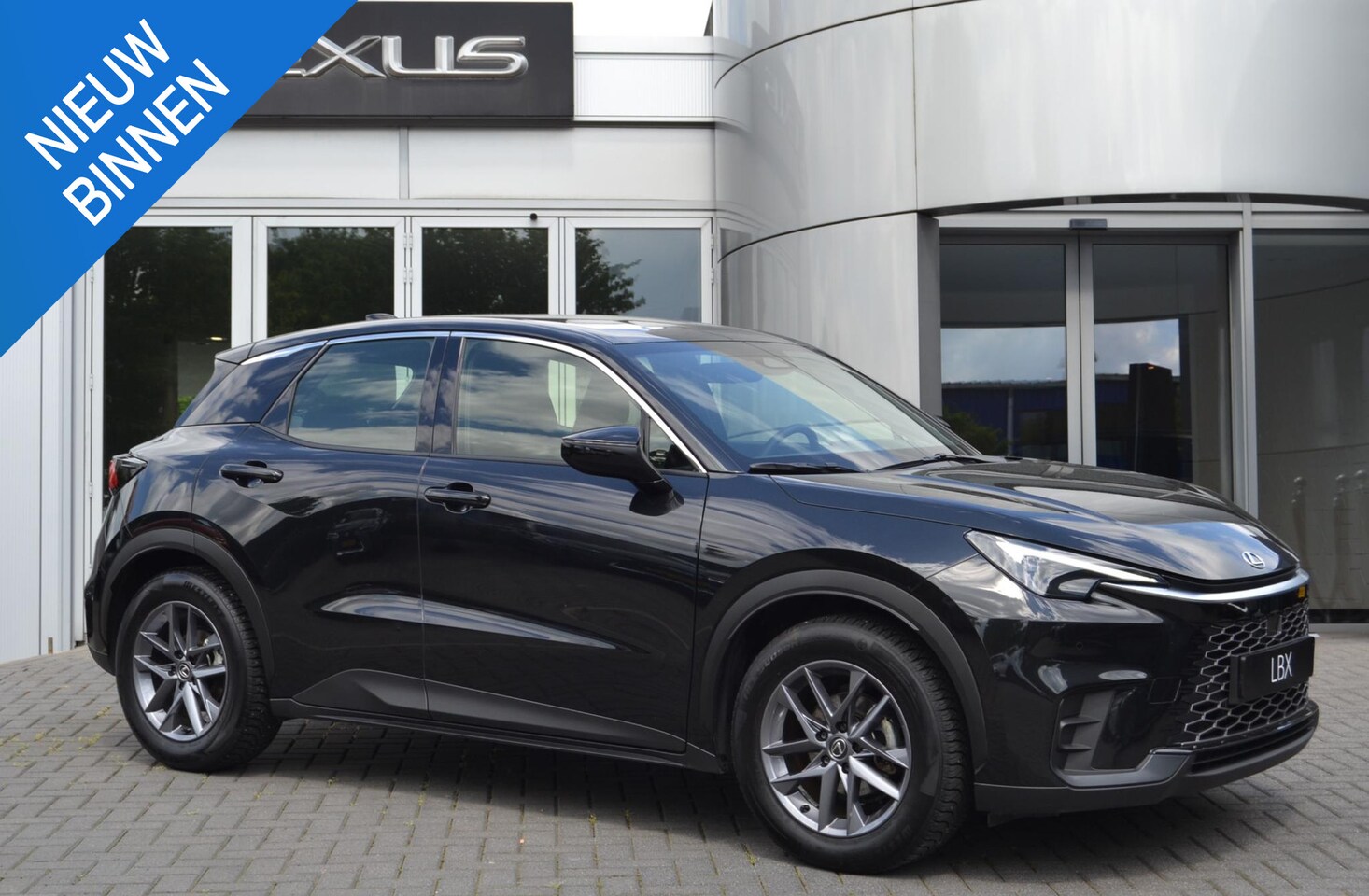 Lexus LBX - 2WD STOELVERW STUURVERW PARK-SENSOR BLIND-SPOT CARPLAY LENDESTEUN - AutoWereld.nl