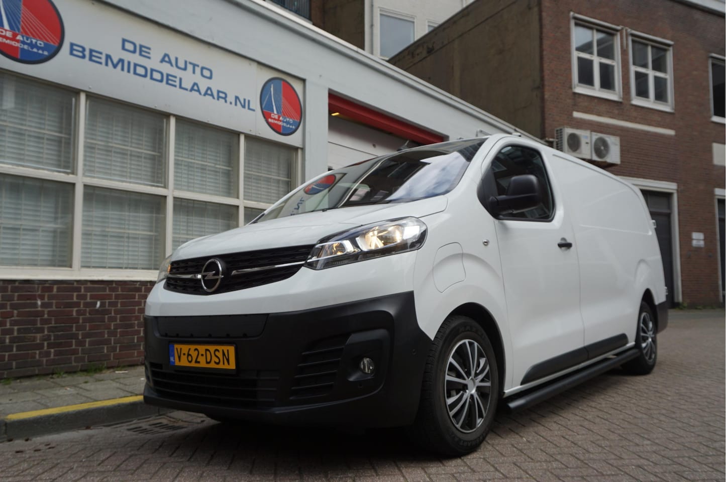 Opel Vivaro-e - L3H1 Innovation 75 kWh | Dodehoek | Apple | Camera | PDC v+a | Navi | Opel dealer onderhou - AutoWereld.nl