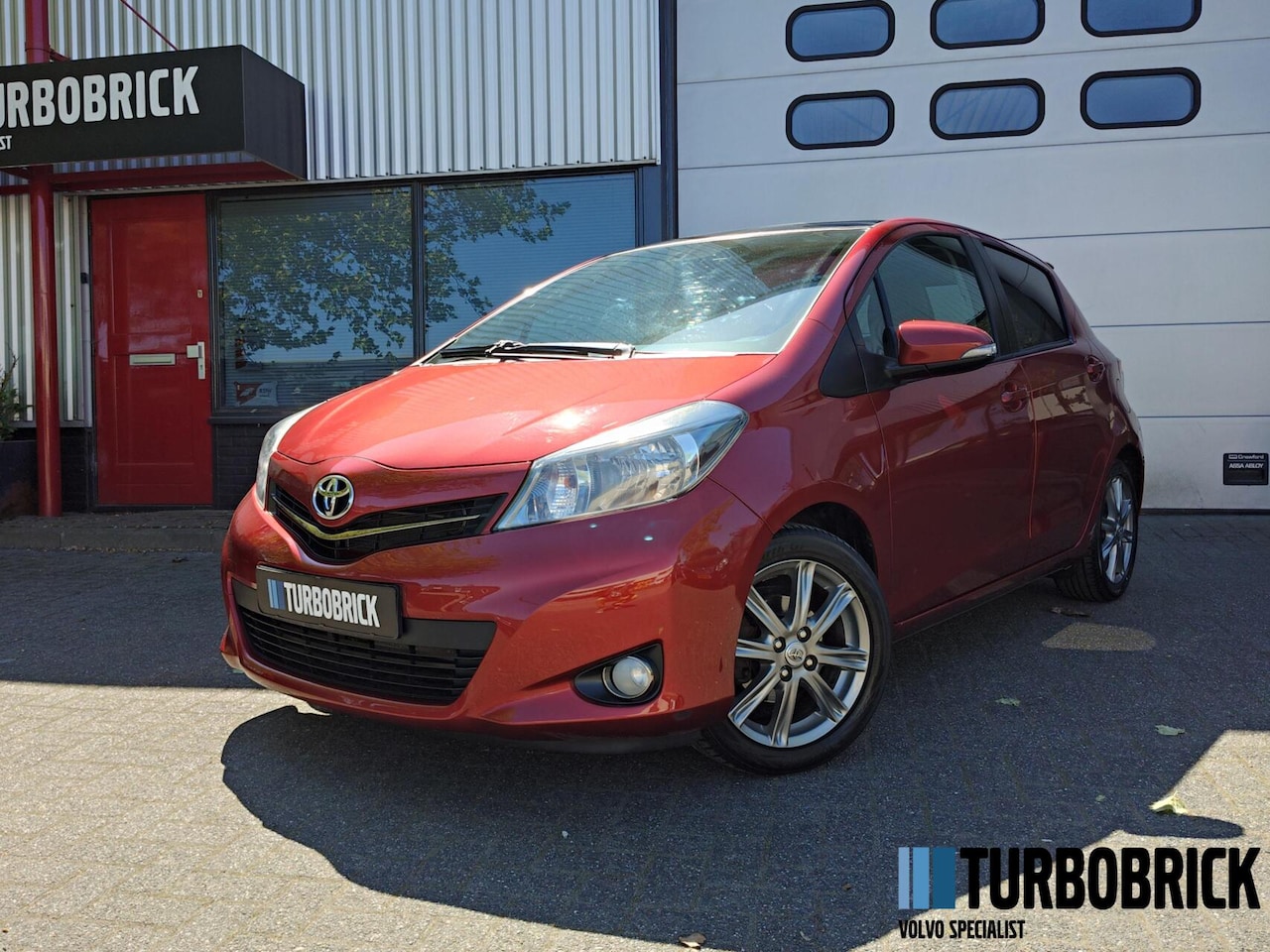Toyota Yaris - 1.3 VVT-i |Cruise|Clima|Pano|Navi|Leder|Trekhaak|16" LMV|Bomvol! - AutoWereld.nl