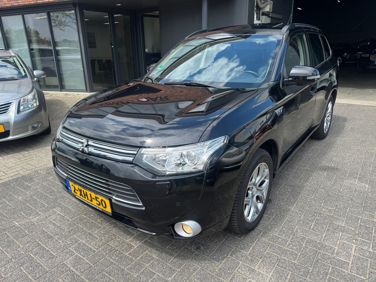 Mitsubishi Outlander - 2.0 PHEV Instyle SCHUIFDAK LEDER TREKHAAK CAMERA ORIG NL NAP - AutoWereld.nl