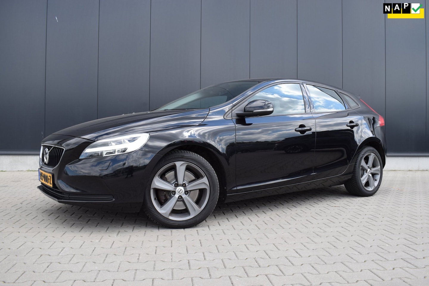 Volvo V40 - 1.5 T3 Nordic+ (Trekhaak, Automaat, Complete Historie..) - AutoWereld.nl