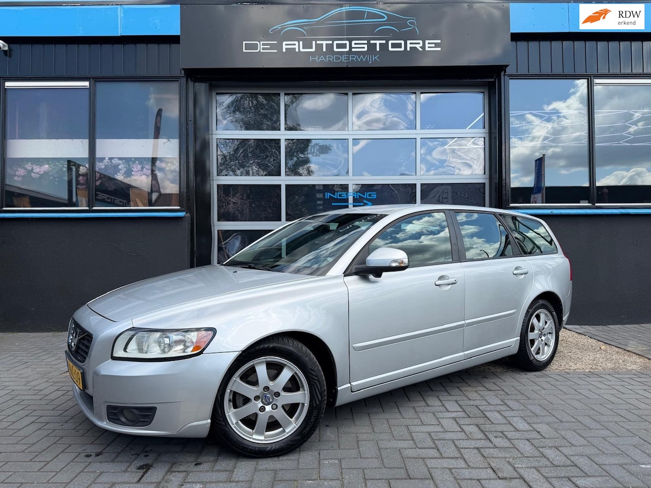 Volvo V50 - 1.6 D2 Momentum Airco Pdc Trekhaak Bliz Bluetooth Dealer Onderhouden!! - AutoWereld.nl