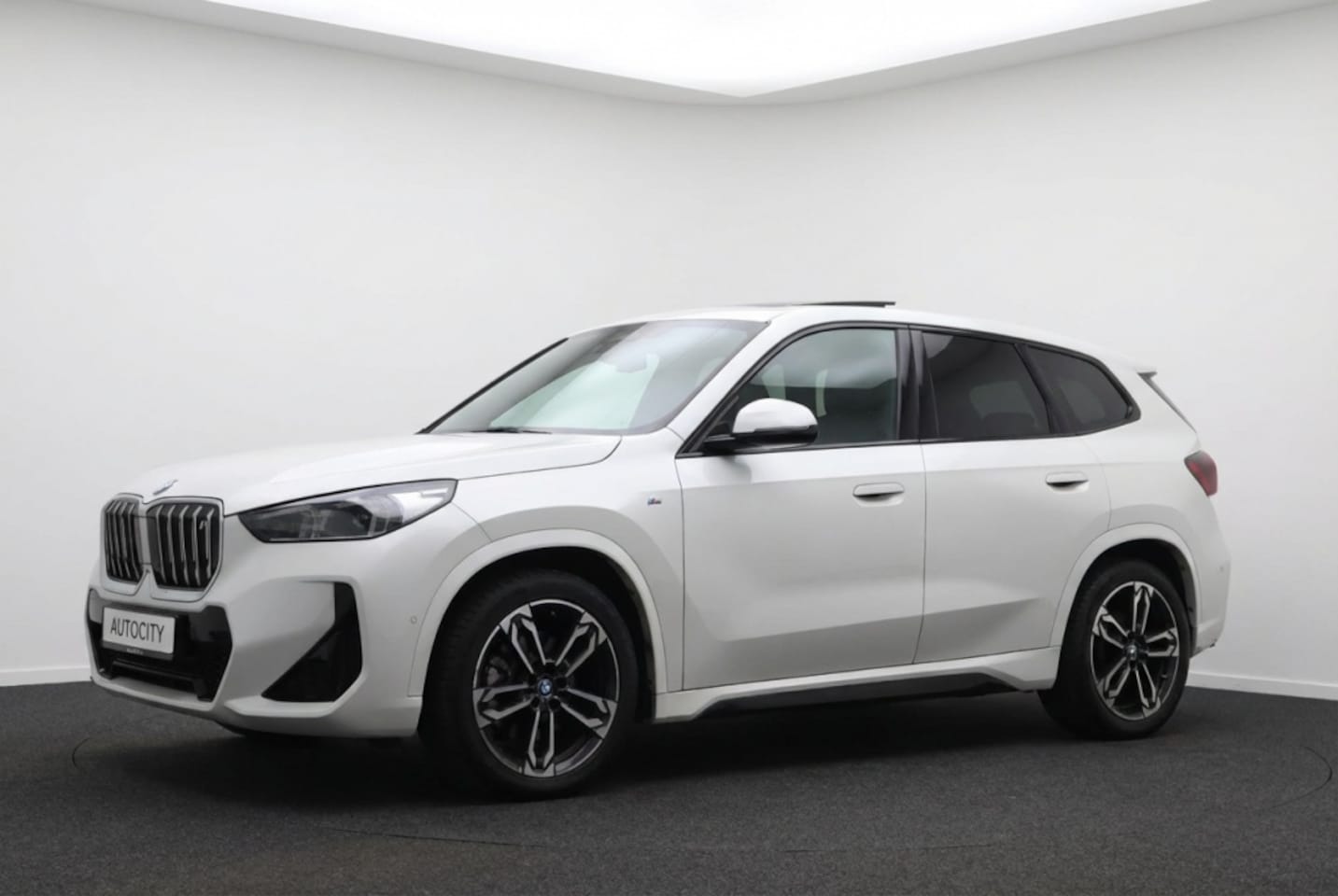 BMW iX1 - 30 xDrive M Sport 313 pk 100% SOH l Pano l Drive Assistant l Sha - AutoWereld.nl